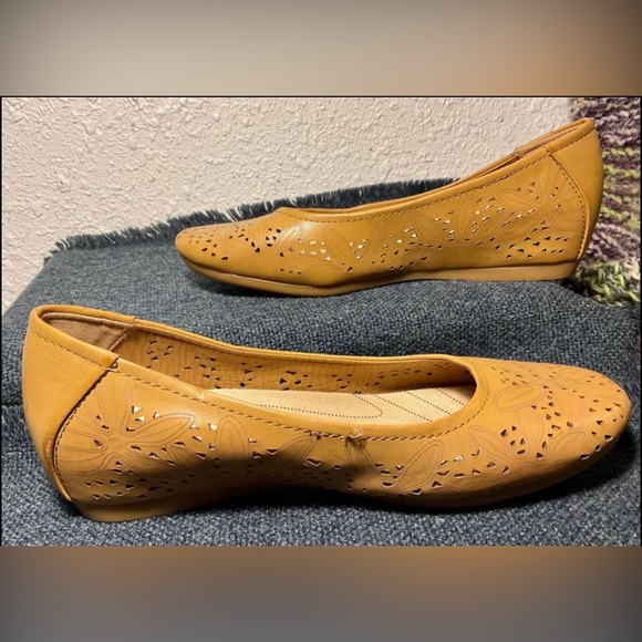 •Memory foam flats by BareTraps “Mariah” Brown women’s cut out round toe wedge - Picture 6 of 8